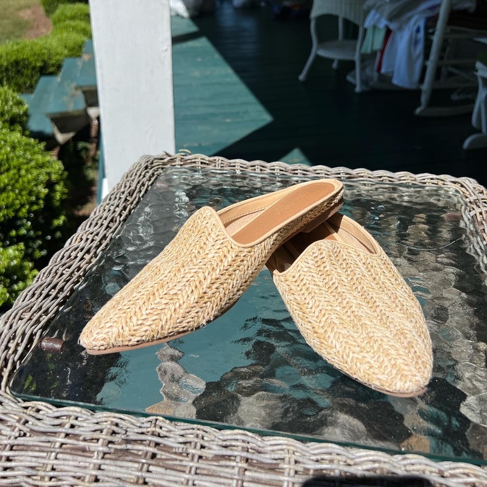 Size 7 women’s slides